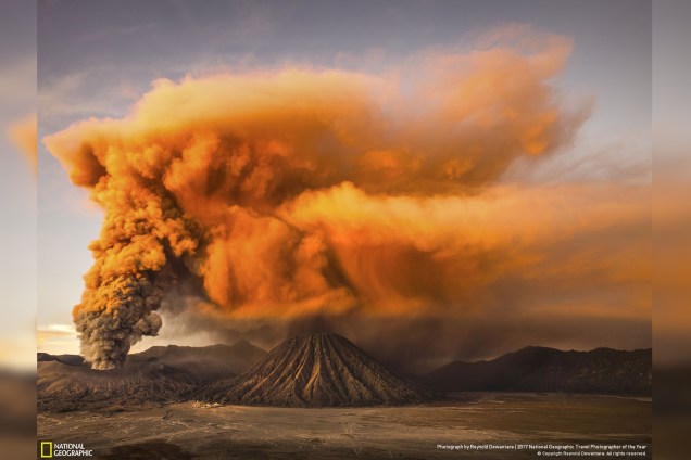 Reynold Dewantara estava perto do Monte Bromo, na província de Java Oriental, Indonésia, quando foi alertado que o vulcão entraria em erupção. Ele aguardou no pátio de um hotel local e contou com sorte para fazer uma fotografia da erupção com uma luz incrível