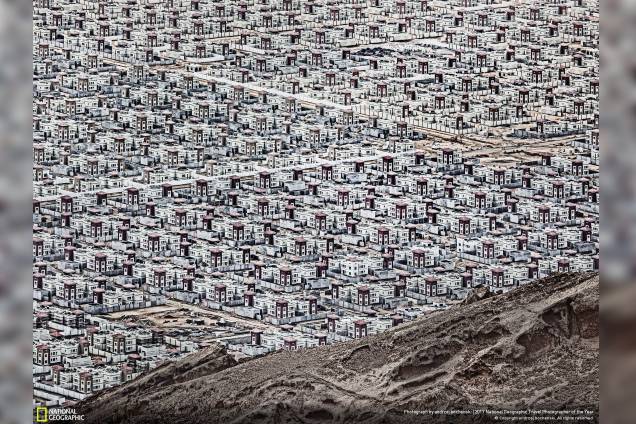 A vista vertiginosa registrada por Andrzej Bochenski são novas construções padronizadas que se erguem no deserto perto de Al Ain, nos Emirados Árabes Unidos A vista vertiginosa registrada por Andrzej Bochenski são novas construções padronizadas que se erguem no deserto perto de Al Ain, nos Emirados Árabes Unidos