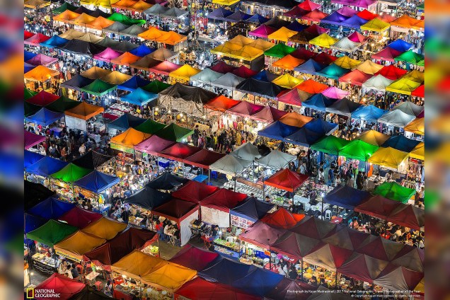A fotografia de Kajan Madrasmail mostra a vida noturna agitada e colorida que se inicia ao cair da noite no mercado em Banguecoque, capital da Tailândia