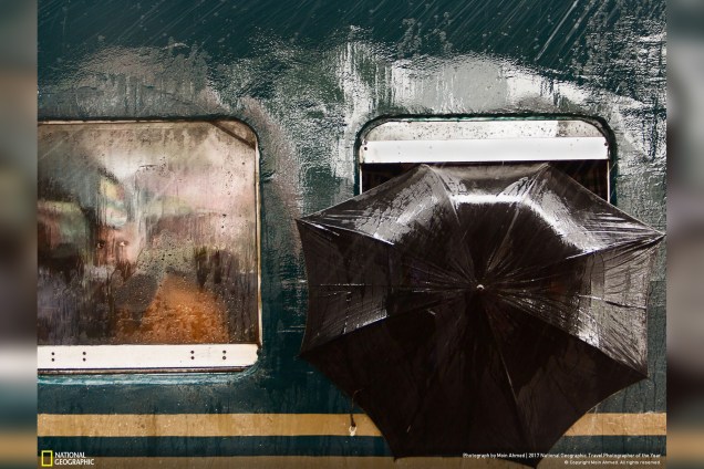 O fotógrafo Moin Ahmed registrou esses olhos místicos de um passageiro de trem durante a parada realizada na estação ferroviária de Tongi em Gazipur, Bangladesh, durante uma manhã chuvosa