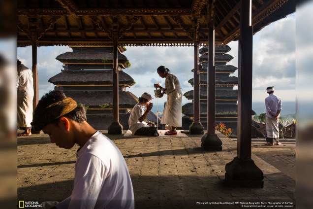 Na ilha de Bali, o Templo de Besakih tem sido conhecido pelos habitantes locais como o "Templo Mãe" há mais de mil anos. Localizado nas encostas do Monte Agung, um vulcão sagrado, Besakih consiste em três templos principais dedicados à trindade hindu: Shiva, Brahma e Vishnu, onde fiéis costumam ir para rezar e fazer oferendas