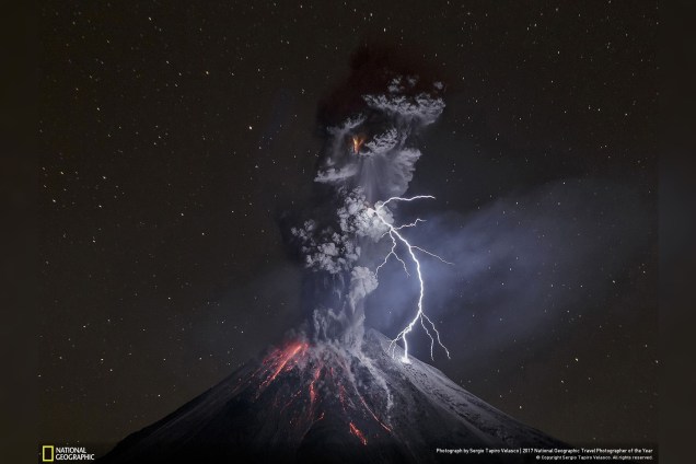 Uma erupção poderosa ilumina as encostas do vulcão Colima do México em 13 de dezembro de 2015. O fotógrafo mexicano estava na cidade de Comala quando viu o clarão na boca do vulcão e começou a fotografar