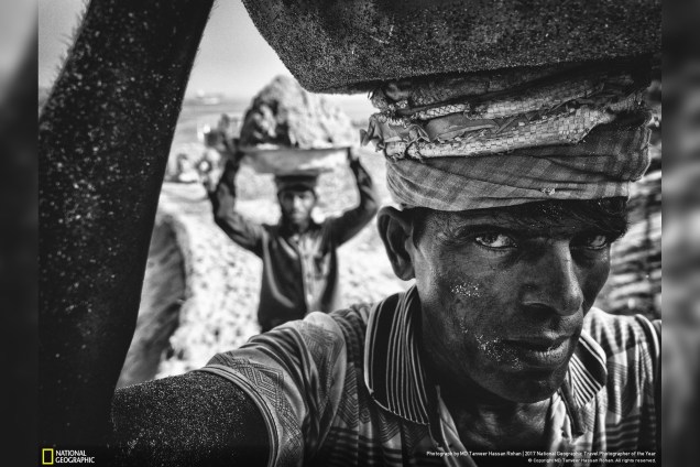 O fotógrafo Md Tanveer Hassan Rohan foi às margens do  rio Dhaleshwari, no distrito de Munshiganj, em Bangladesh para registrar os carregadores de areia em ação
