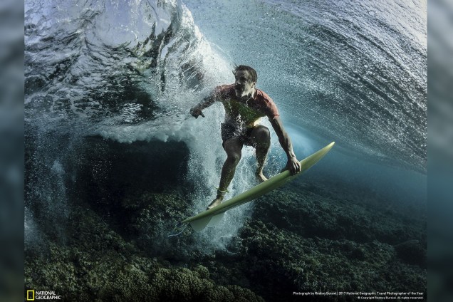 Rodney Bursiel viajou com o surfista profissional Donavon Frankenreiter até a ilha de Tavarua, em Fiji, e decidiu mergulhar com ele nas ondas para registrar esta fotografia