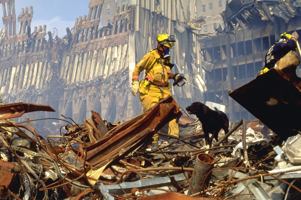 Policiais buscam por sobreviventes no atentado de 11 de setembro