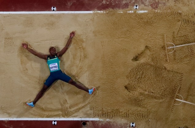 Atleta Luvo Manyonga, da África do Sul, comemora medalha de ouro no salto em distância
