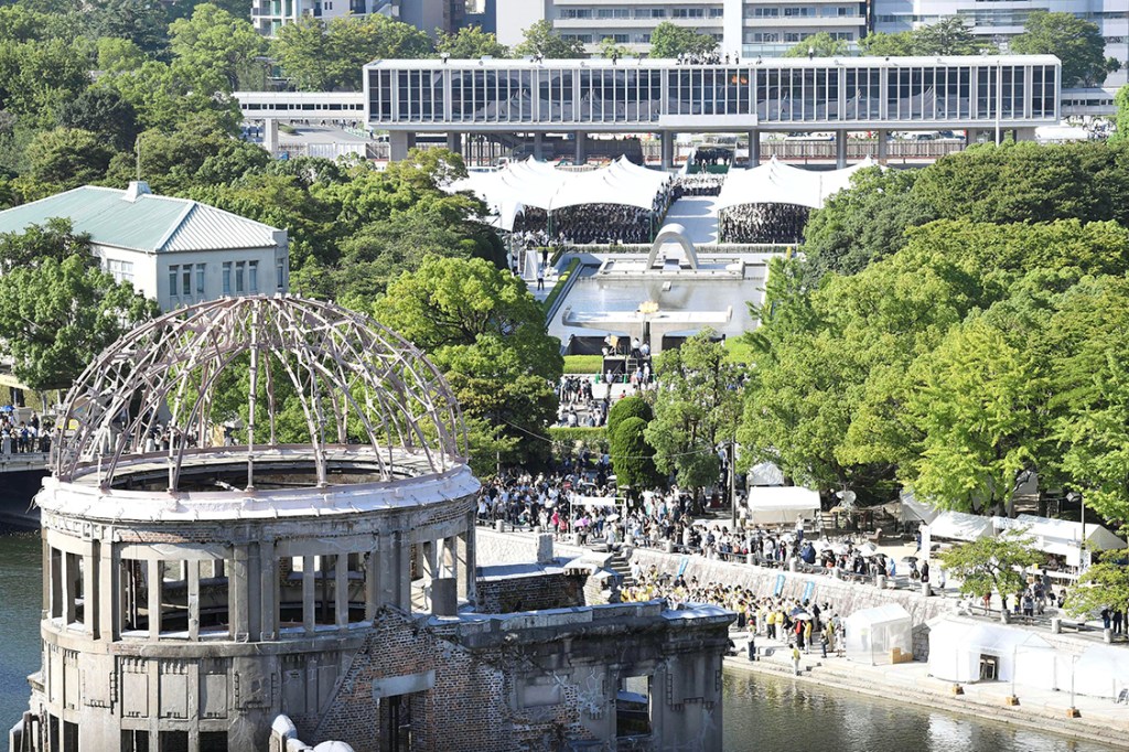 Pessoas visitam o Memorial da Paz, em Hiroshima, no aniversário de 72 anos do bombardeio nuclear na cidade, no Japão