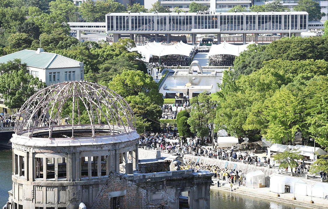 Pessoas visitam o Memorial da Paz, em Hiroshima, no aniversário de 72 anos do bombardeio nuclear na cidade, no Japão