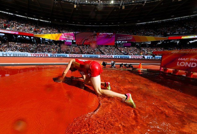 O espanhol Sebastian Martos completa prova de 3000m e deita no chão durante Mundial de Atletismo, em Londres