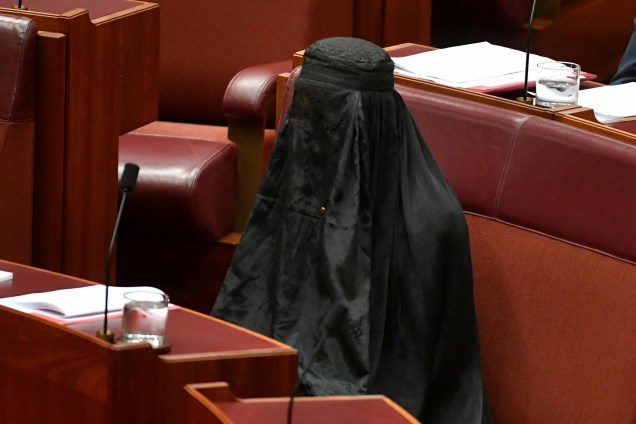 Senadora Pauline Hanson vestiu uma burca durante sessão do parlamento da Austrália como forma de protesto contra esse tipo de roupa, que encobre todo o corpo das mulheres. Ela possui uma campanha contra a vestimenta por razões de segurança, o <span>procurador-geral George Brandis, advertiu Pauline e pediu cuidado para não ferir as sensibilidades religiosas dos australianos</span> - 17/08/2017