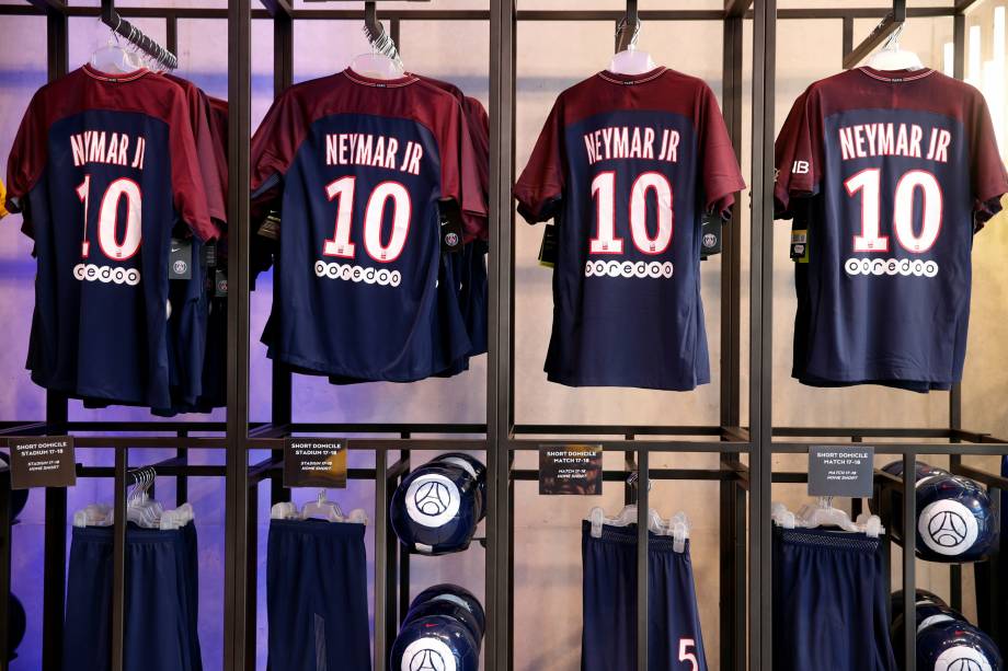 Camisas de Neymar na loja oficial do PSG em Paris
