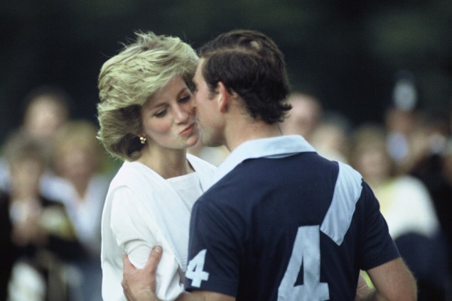 Príncipe Charles beija a princesa Diana durante partida de polo em Cirencester, na Inglaterra em 1985