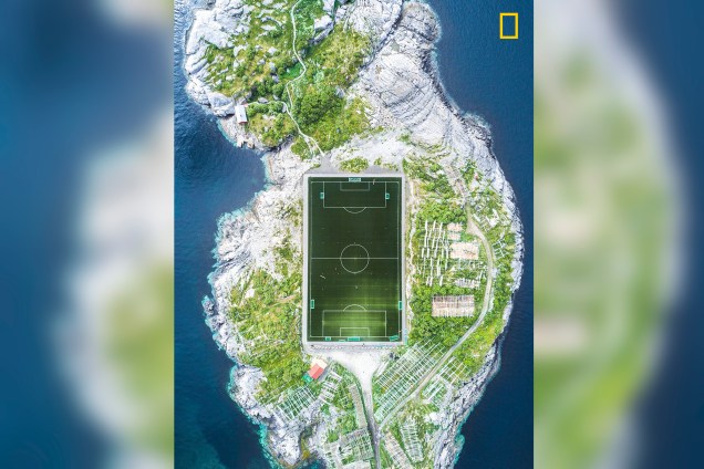 Nas Ilhas Lofoten da Noruega, o campo de futebol de Henningsvær é considerado um dos mais incríveis da Europa, Misha De-Stroyev demorou para conseguir fazer a fotografia aérea, devido às más condições climáticas que não davam uma trégua