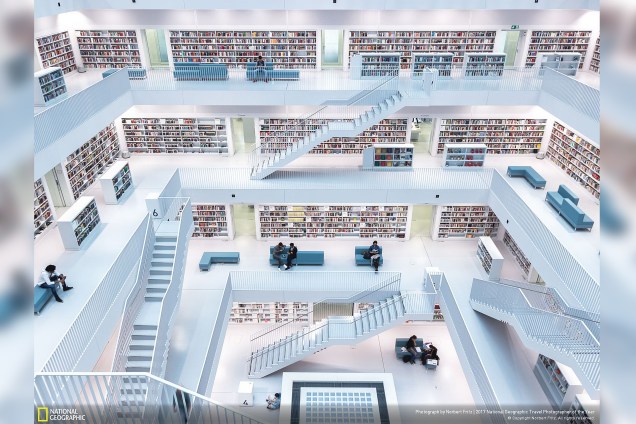 Norbert Fritz registrou a atmosférica única da biblioteca da cidade em Stuttgart, na Alemanha. Com o chão branco e grandes janelas entrando claridade o ambiente se torna muito suave e propício para o aprendizado