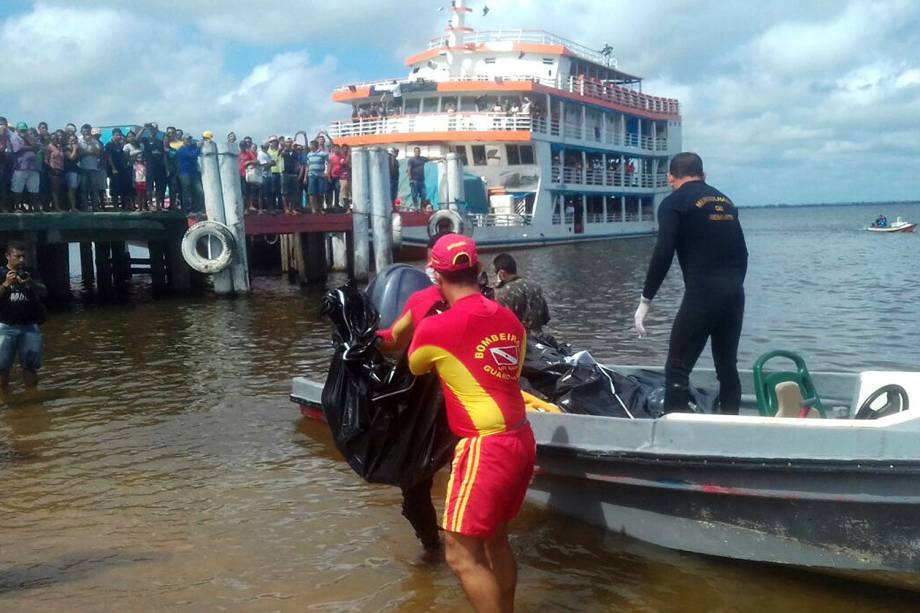 Nove dos dezenove corpos resgatados da embarcação Capitão Ribeiro, que naufragou na madrugada desta quarta-feira (23), no Rio Xingu, entre as cidades de Porto de Moz e Senador José Porfírio, no sudoeste do Pará, já foram liberados - 24/08/2017