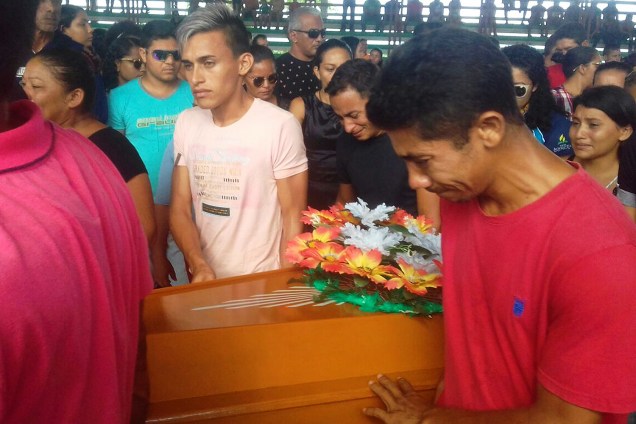 Corpos das vítimas do naufrágio de um barco ocorrido no rio Xingu, no Pará, são velados em ginásio de Porto de Moz - 24/08/2017