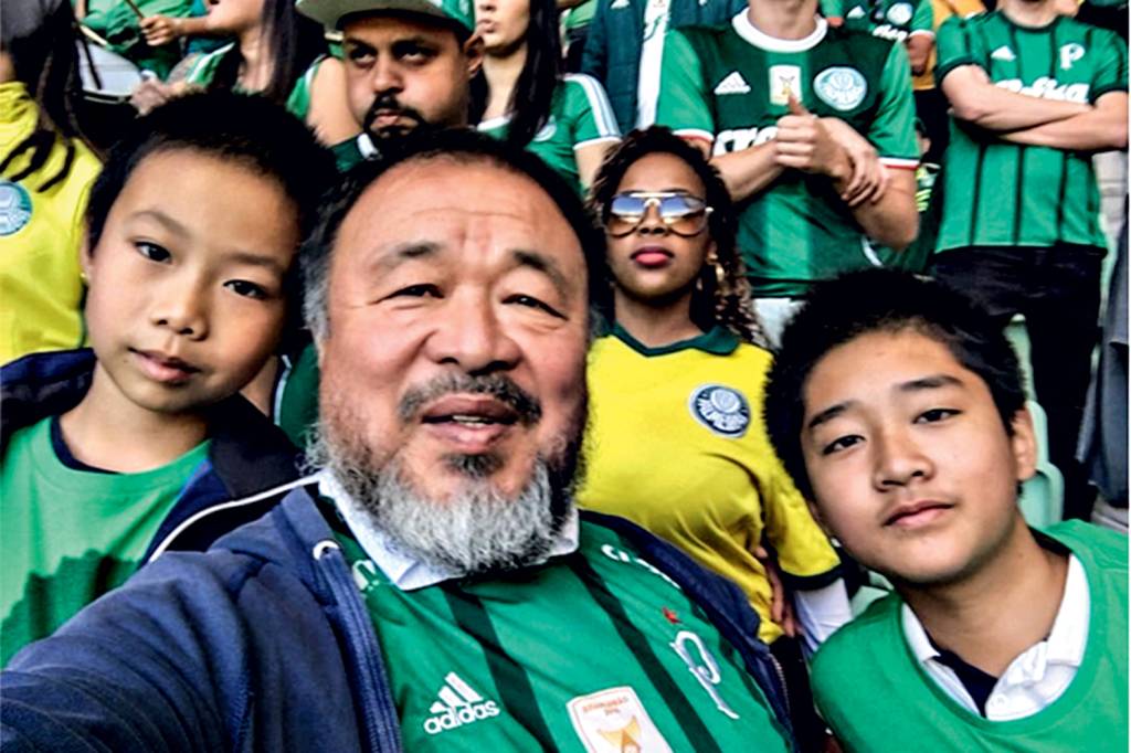 ENFIM, LIVRE - Weiwei com o filho (à esq.) e o sobrinho: calar-se, jamais
