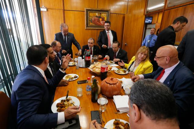 Deputados a favor e contrários ao presidente Michel Temer almoçam no gabinete do vice-presidente da Câmara, Fábio Ramalho (PMDB-MG) - 02/08/2017