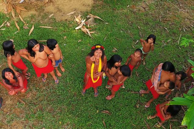Índios da tribo Waiãpi, na aldeia que conta com uma escola de educação indígena, uma unidade de saúde, um posto da Fundação Nacional do Índio (Funai) e o Centro de Documentação Waiãpi.  A cidade mais próxima do local é Pedra Branca do Amapari (AP), a 190 quilômetros de Macapá (AP)