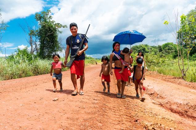 O professor Mo'i Wajãpi e sua família, em deslocamento a uma das aldeias Waiãpi na região de Pedra Branca do Amapari (AP). A tribo é descentralizada, o que ajuda a fiscalização de seu território, e tem membros na Guiana Francesa