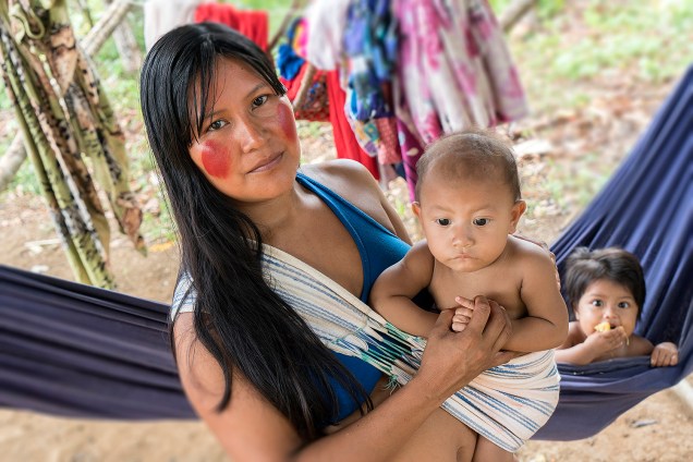 Paniu Wajãpi vive com o marido e quatro filhos em uma das aldeias Waiãpi na região de Pedra Branca do Amapari (AP)