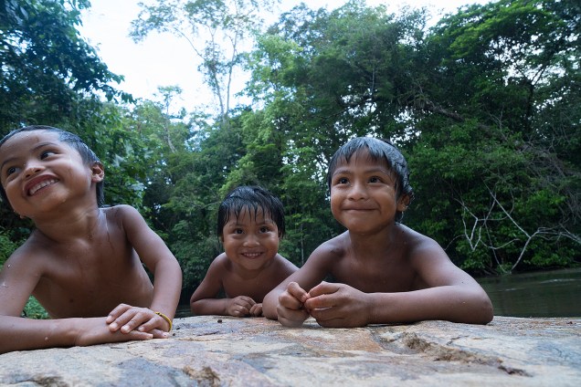 Indígenas da tribo Oiampi brincam em um rio na Renca