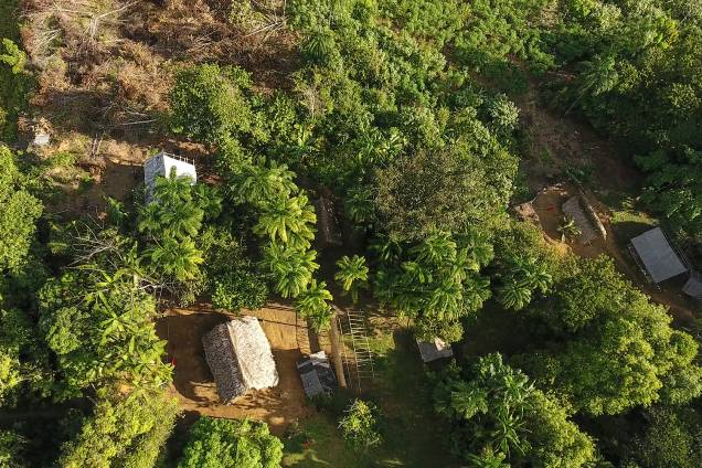 As 92 aldeias do povo Waiãpi, todas pequenas e familiares, têm ocas erguidas com colunas de troncos de árvore, nas quais são fixadas redes, e cobertas por tetos de palha