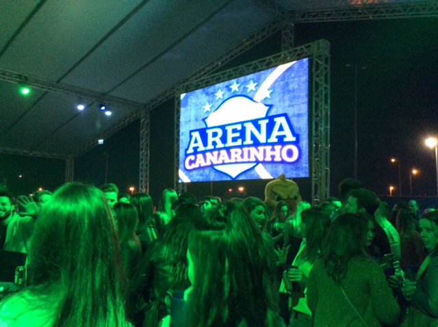 Vista da Arena Canarinho, espaço com drinks, DJs e show de Thiaguinho.