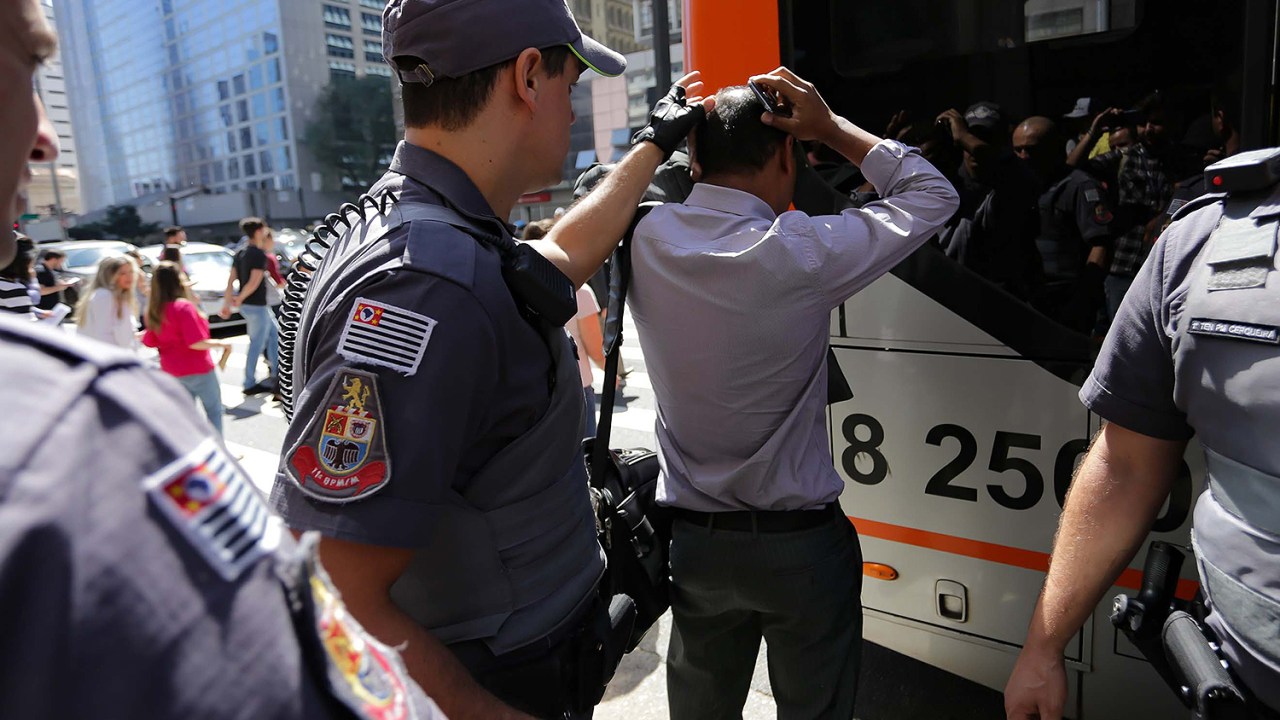 Mulher sofre assédio sexual dentro de ônibus na Avenida Paulista.
