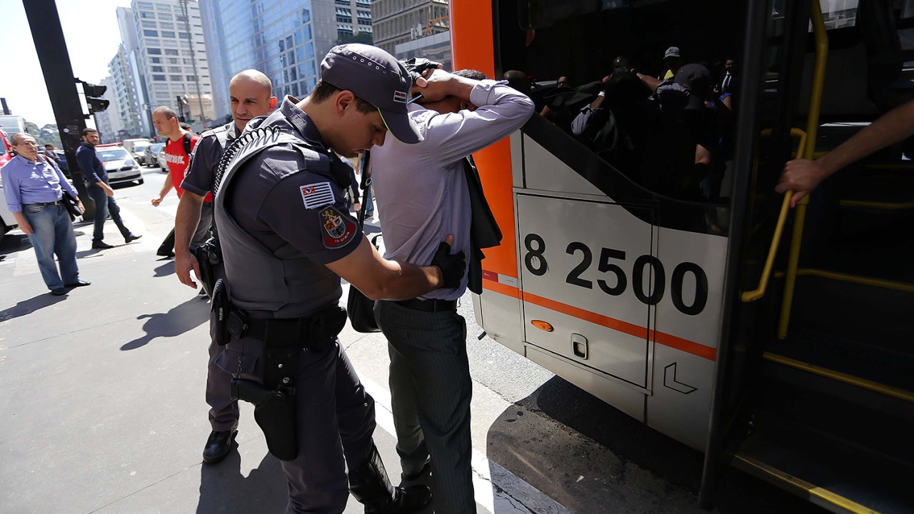 Mulher sofre assédio sexual dentro de ônibus na Avenida Paulista.