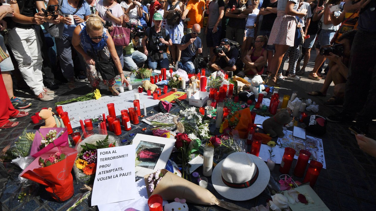 Em Barcelona, milhares se reúnem para prestar homenagens às vitimas do atentado