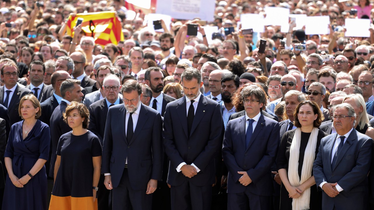 Em Barcelona, milhares se reúnem para prestar homenagens às vitimas do atentado
