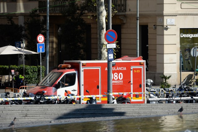 Ambulância chega para o resgate das pessoas que foram atropeladas por uma van em La Rambla, Barcelona - 17/08/2017