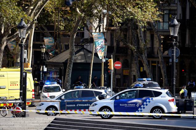 Um veículo atropelou pessoas que passavam pela rua La Rambla, em Barcelona na Espanha - 17/08/2017