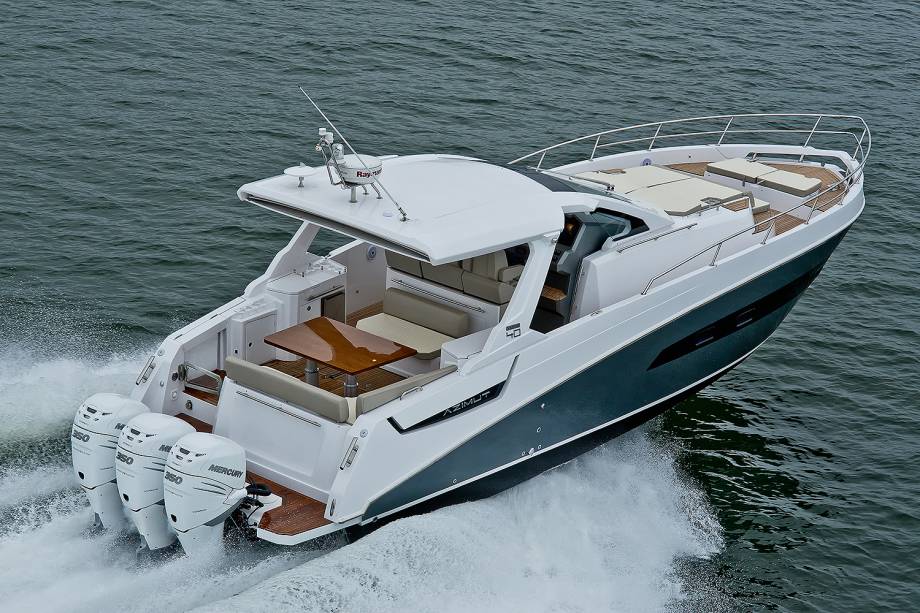 Azimut Verve 40  - O pavimento principal é aberto, protegido por hard top (similar ao teto solar) e conta com três poltronas ergonômicas esportivas revestidas em couro italiano. Conta com espaço para refeições, estilo gourmet, na praça de popa, e áreas para relaxamento e banhos de sol. Preço: a partir de R$ 2,5 milhões