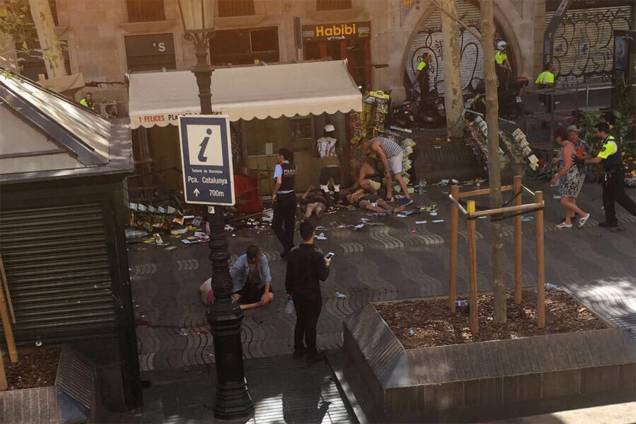 Um veículo atropelou pessoas que passavam pela rua La Rambla, em Barcelona na Espanha. A polícia divulgou em uma mensagem que "várias pessoas ficaram feridas" - 17/08/2017