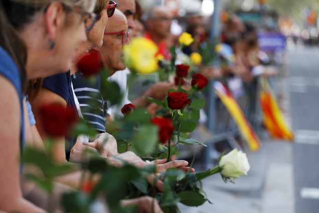 Pessoas deixam flores para homenagear as vitimas do atropelamento terrorista em La Rambla, Barcelona, na Espanha - 26/08/2017