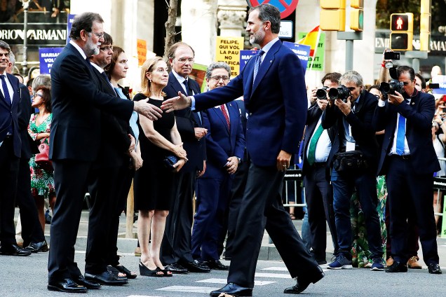 O rei da Espanha, Felipe VI, cumprimenta o primeiro-ministro Mariano Rajoy antes da marcha contra o terrorismo e pela paz após os atentados da semana passada na capital catalã - 26/08/2017
