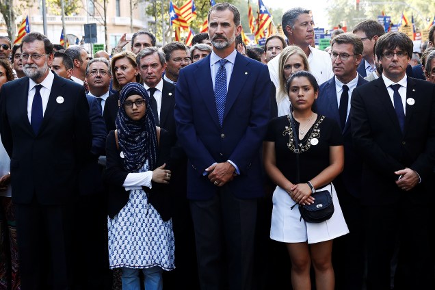 O rei da Espanha, Felipe VI e o primeiro-ministro Mariano Rajoy durante a marcha contra o terrorismo e pela paz após os atentados da semana passada na capital catalã - 26/08/2017
