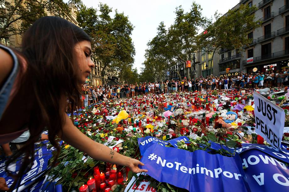 Cerca de 500 mil pessoas participam de marcha contra o terrorismo em Barcelona - 26/08/2017