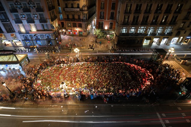 Cerca de 500 mil pessoas participam de marcha contra o terrorismo em Barcelona - 26/08/2017