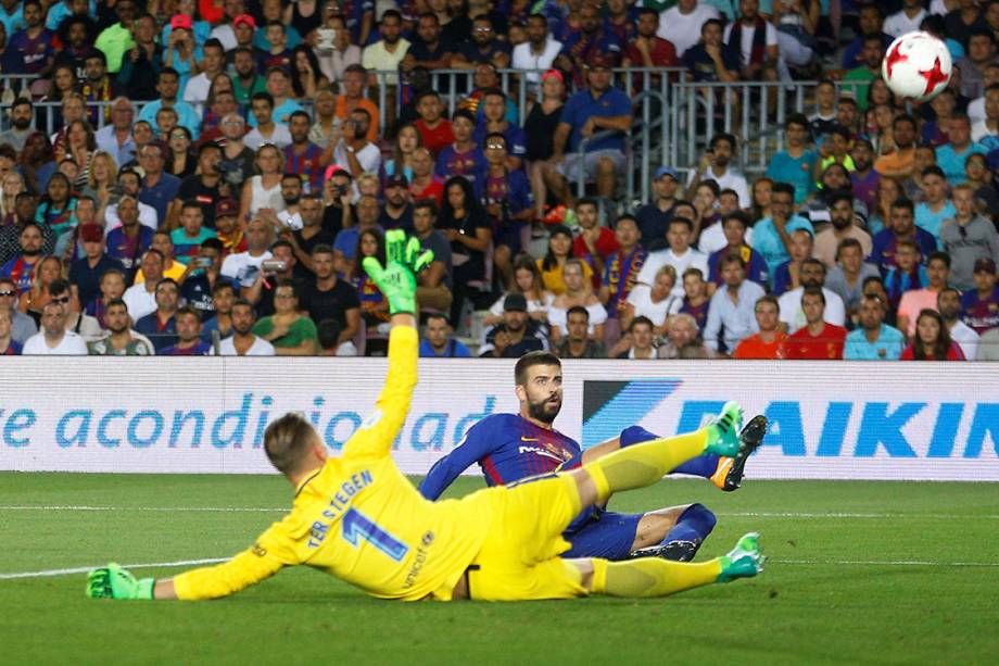 Pique marca gol contra na partida contra o Real Madrid