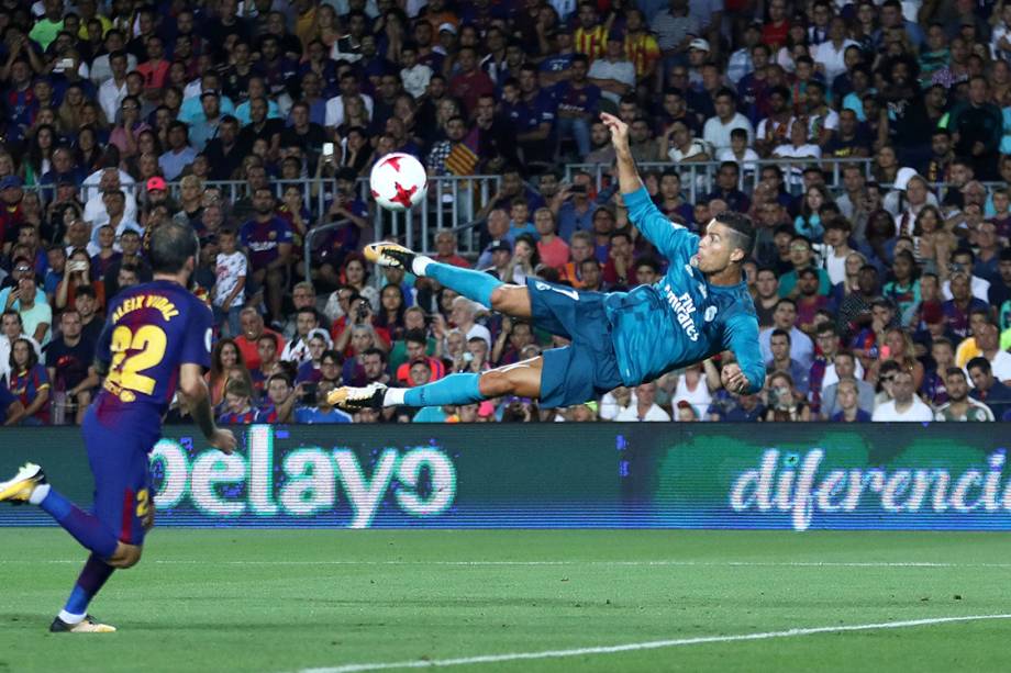 Cristiano Ronaldo chuta para o gol na partida contra o Barcelona