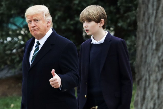 O presidente dos Estados Unidos, Donald Trump e seu filho Barron Trump chegam à Casa Branca em Washington - 17/03/2017