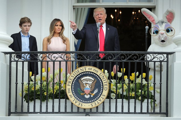 O presidente dos Estados Unidos, Donald Trump, a primeira-dama Melania Trump e seu filho Barron Trump, na Branca em Washington - 11/06/2017