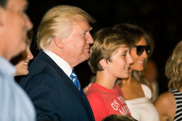 O presidente norte-americano Donald Trump caminha com a esposa Melania e o filho Barron - 20/08/2017