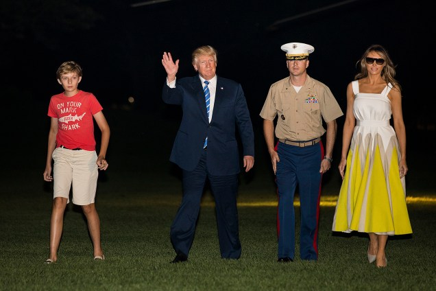 O presidente norte-americano Donald Trump caminha com a esposa Melania e o filho Barron pelo aeroporto da Força Aérea One em Morristown, Nova Jersey - 20/08/2017