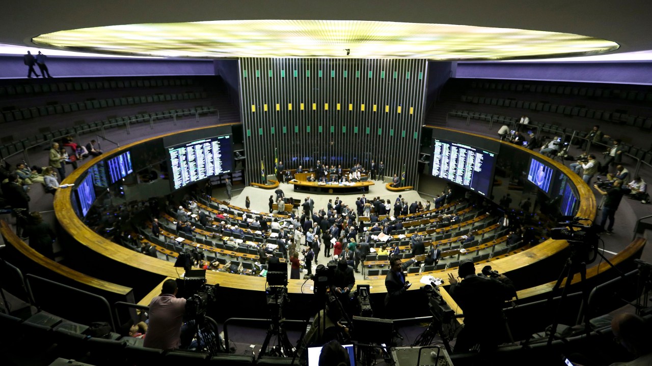 Deputados discutem denúncia contra o presidente Temer