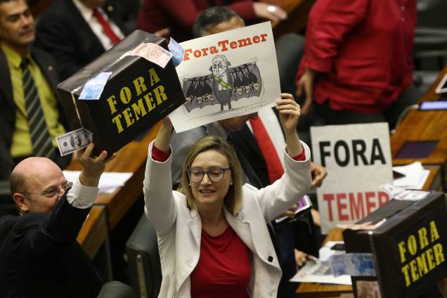 Deputados da oposição protestam contra Michel Temer durante a decisão de acusação de corrupção passiva do Presidente da República, na Câmara dos Deputados, em Brasília - 02/08/2017 Deputados da oposição protestam contra Michel Temer durante a decisão de acusação de corrupção passiva do Presidente da República, na Câmara dos Deputados, em Brasília - 02/08/2017