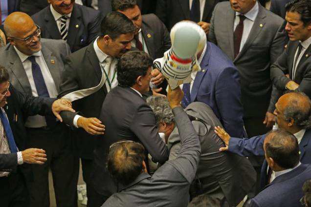 Deputados em clima de tensão no plenário durante sessão para votar parecer de denúncia contra Temer - 02/08/2017 Deputados em clima de tensão no plenário durante sessão para votar parecer de denúncia contra Temer - 02/08/2017